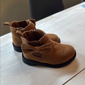 Baby Gap toddler girls size 6 Brown Suede Ankle Boots with Elastic Panels